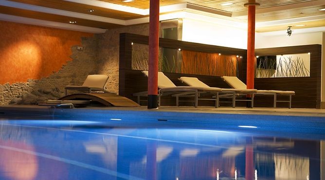 Ramada hotel pool