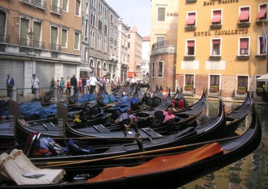 גונדולות בתעלות ונציה